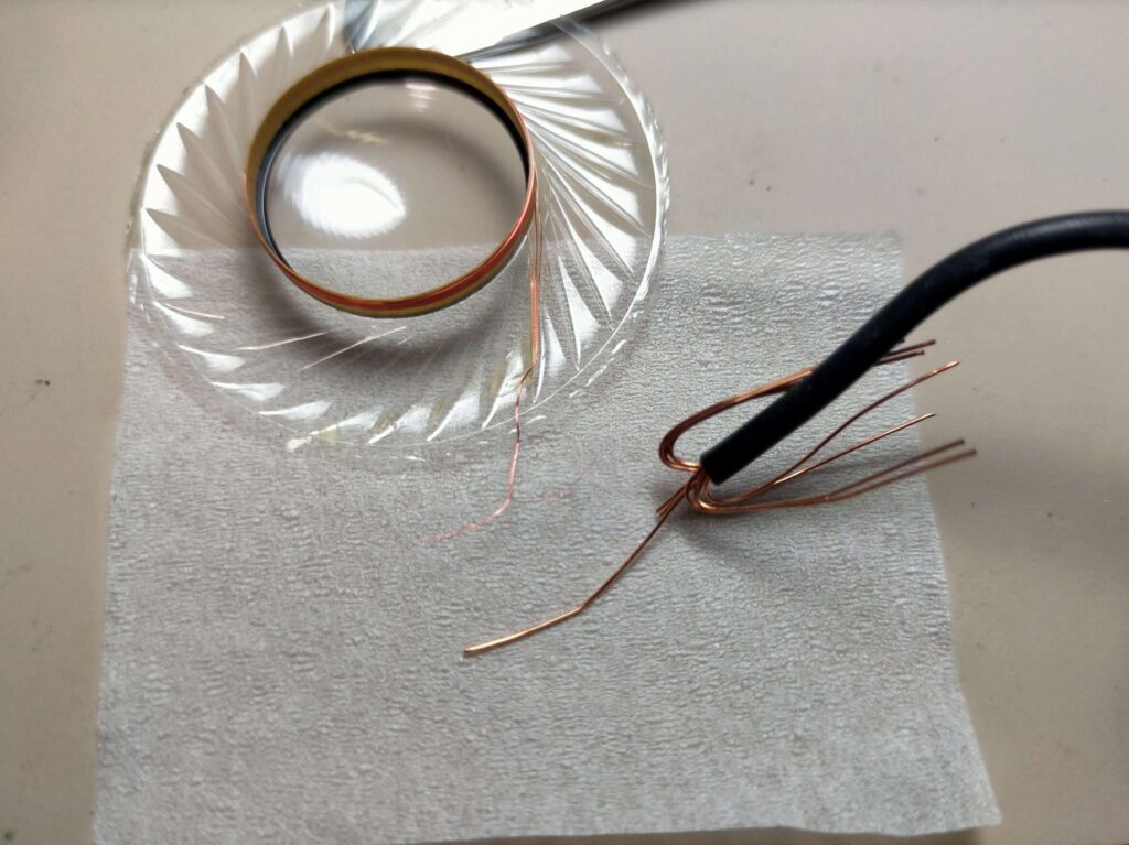 ボイスコイル(写真左)と0.3mmの銅線(写真右)との比較