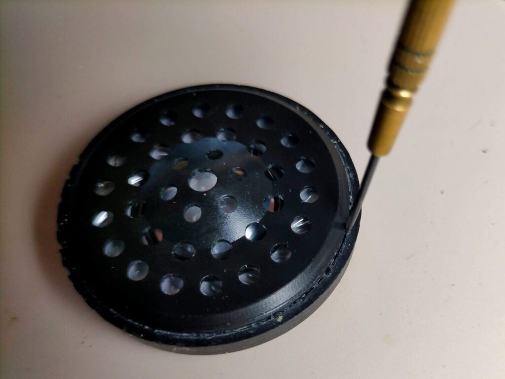 マイナスドライバーでプロテクターをフレームから外す