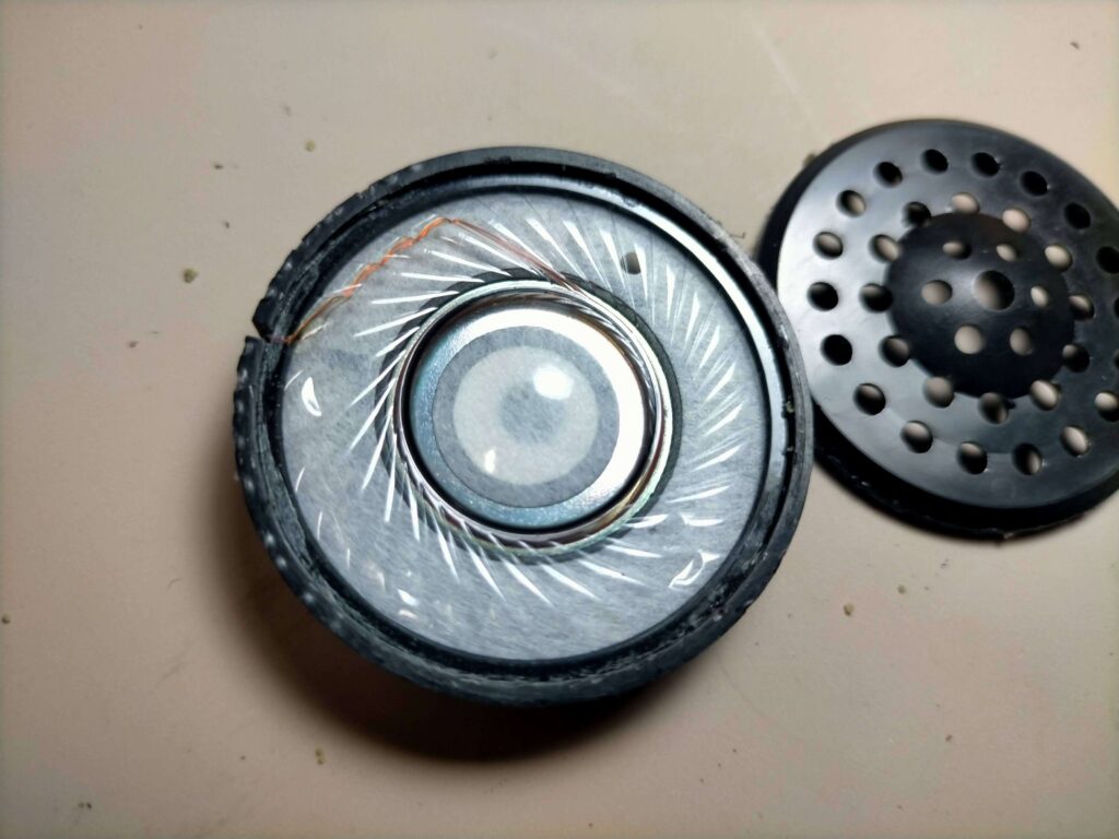 プロテクターをフレームから外した様子（振動板に穴を開けないよう慎重に）