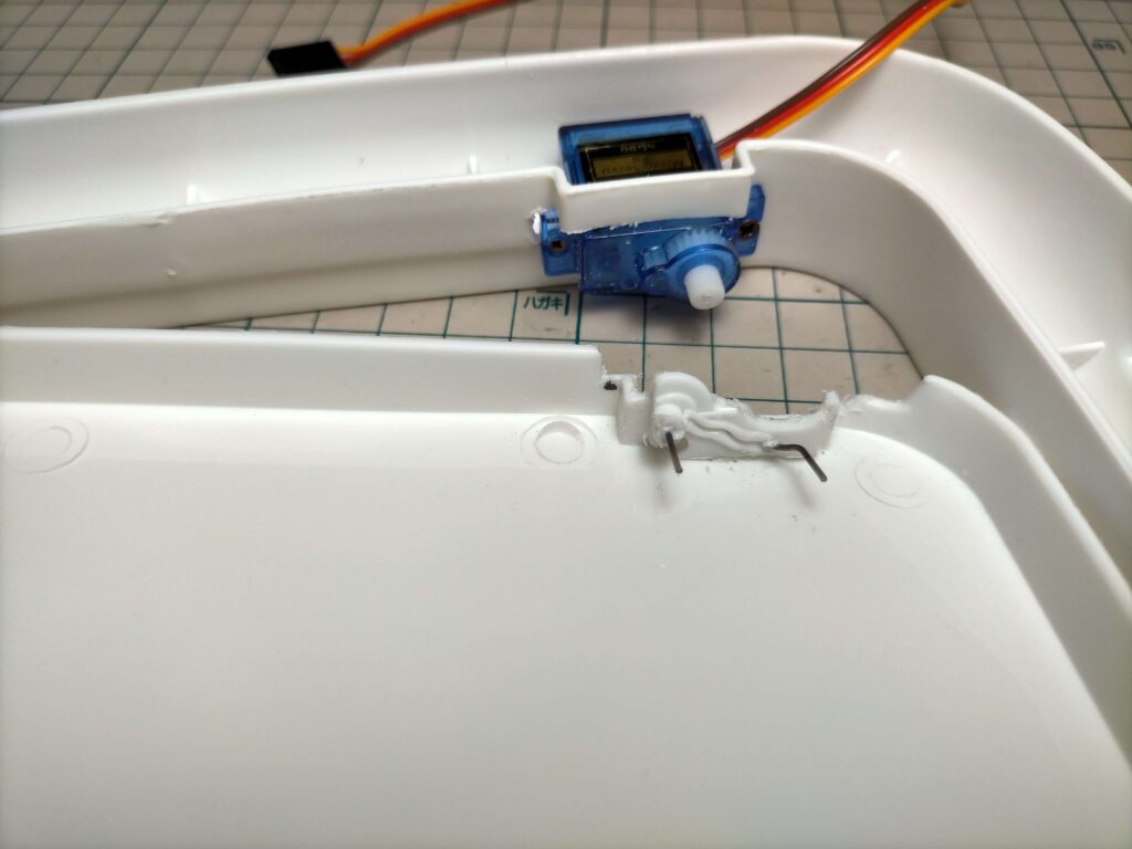 SG90サーボモーターをゴミ箱の蓋ヒンジ部分にネジとプラスチック溶接で固定した状態