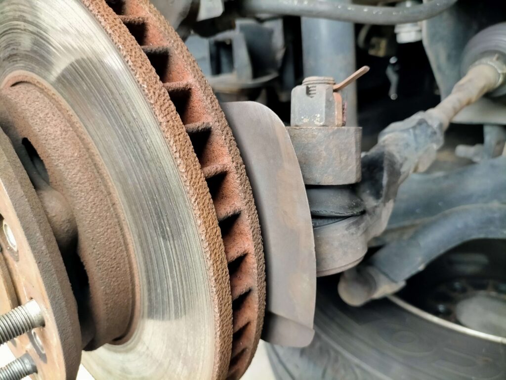 タイロッドエンドのコッターピンと取付ナットを緩める