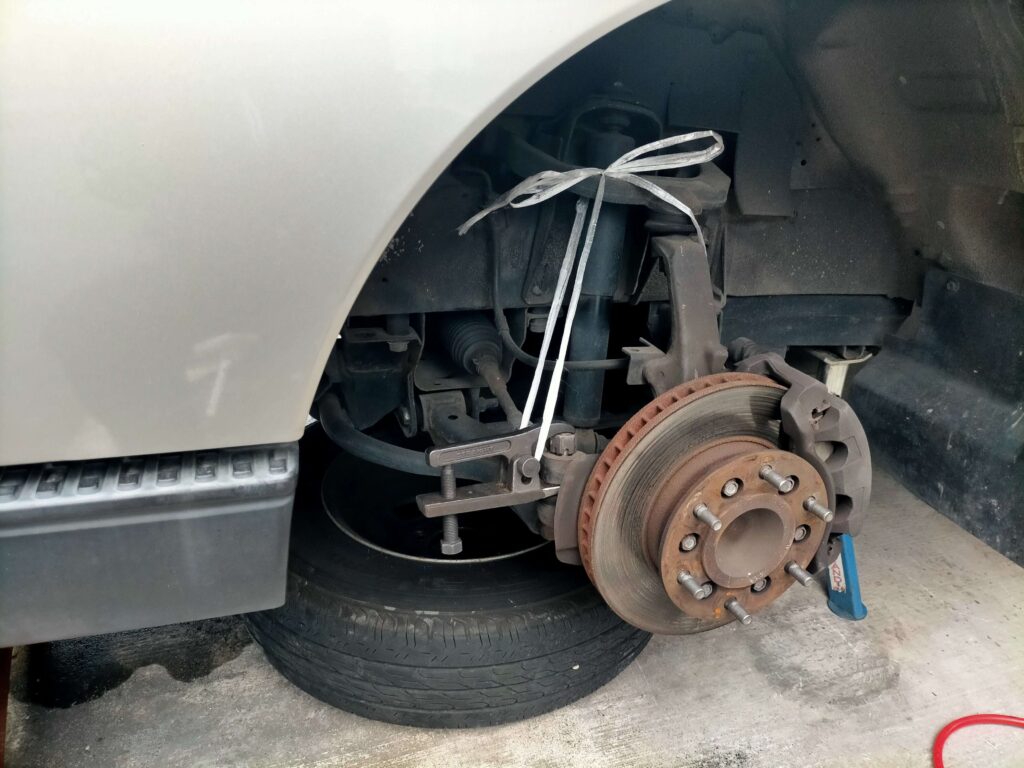 ナックルからタイロッドエンドを外す作業(プーラー使用)