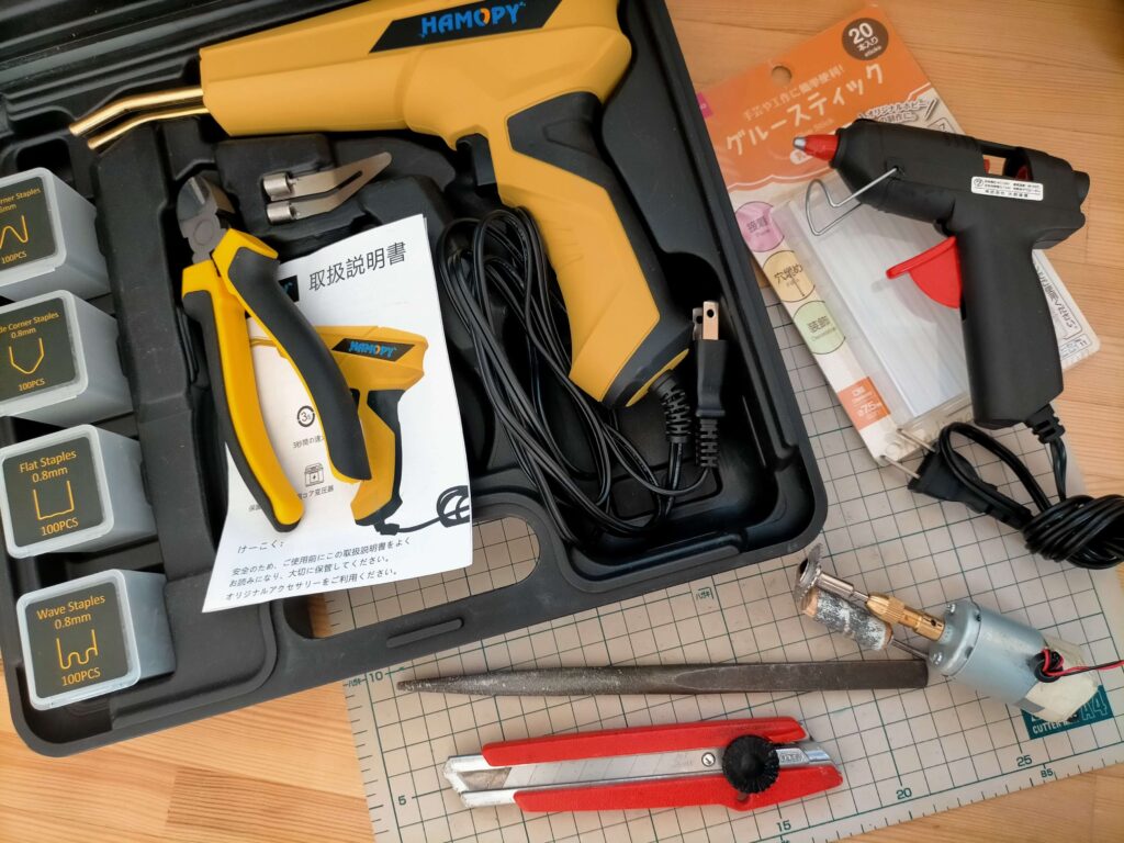 自動開閉ゴミ箱DIYに使用した工具一式（ルーター・ヤスリ・ホットグルーガン・プラスチック溶接機など）