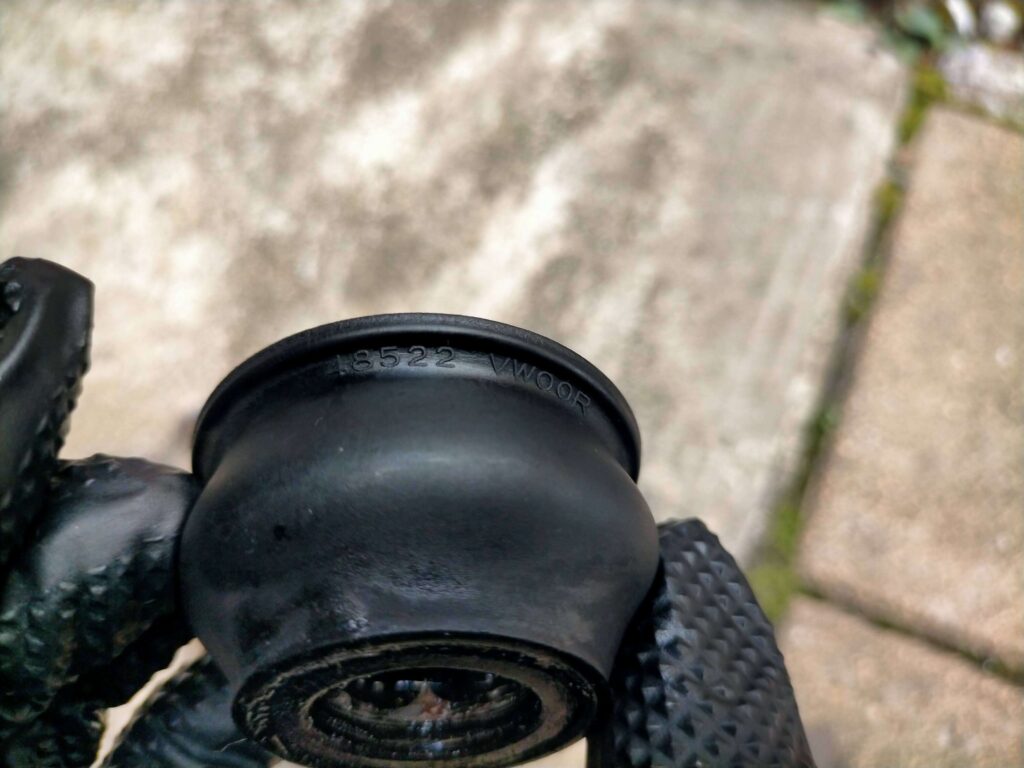 外したタイロッドエンドブーツの刻印(48522 VWOOR)
