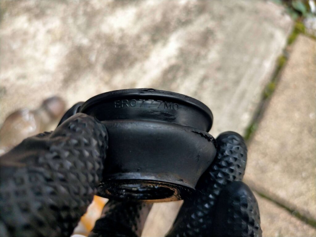 外したタイロッドエンドブーツの刻印(ERO777MO)