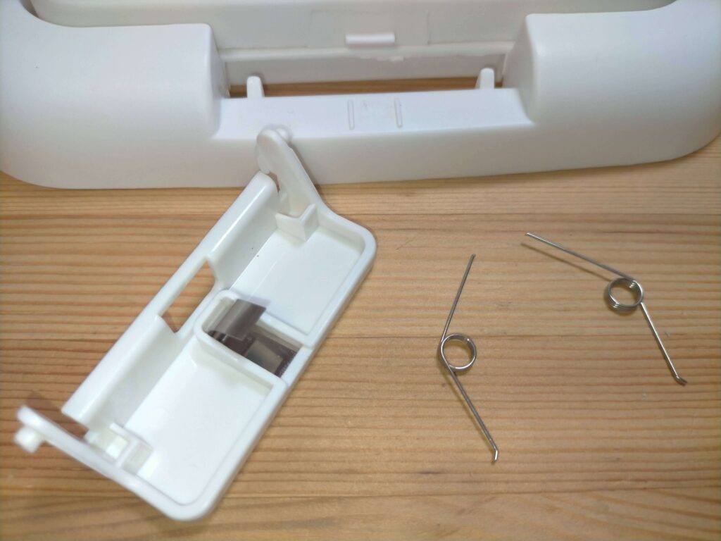 ゴミ箱前面にIRセンサーとESP32マイコンを設置する前のゴミ箱の蓋フロントパネル