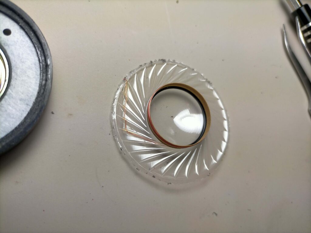 振動板にボイスコイルを固定している接着剤を剥がす前