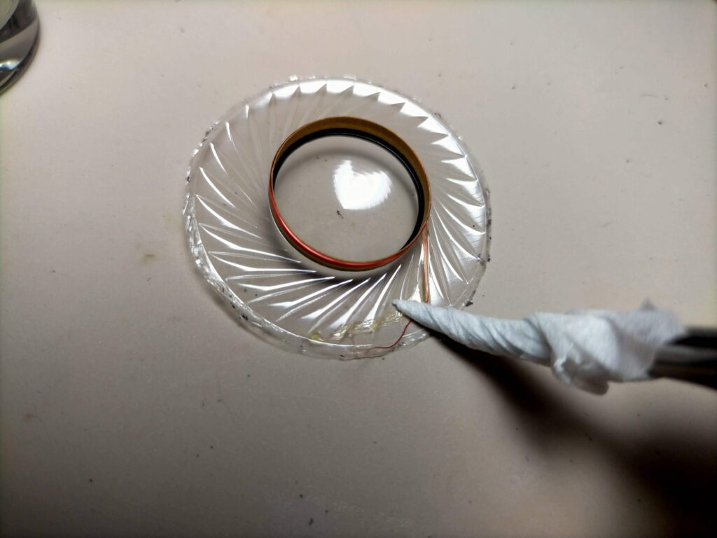 振動板のボイスコイル固定接着剤を溶剤で溶かす作業