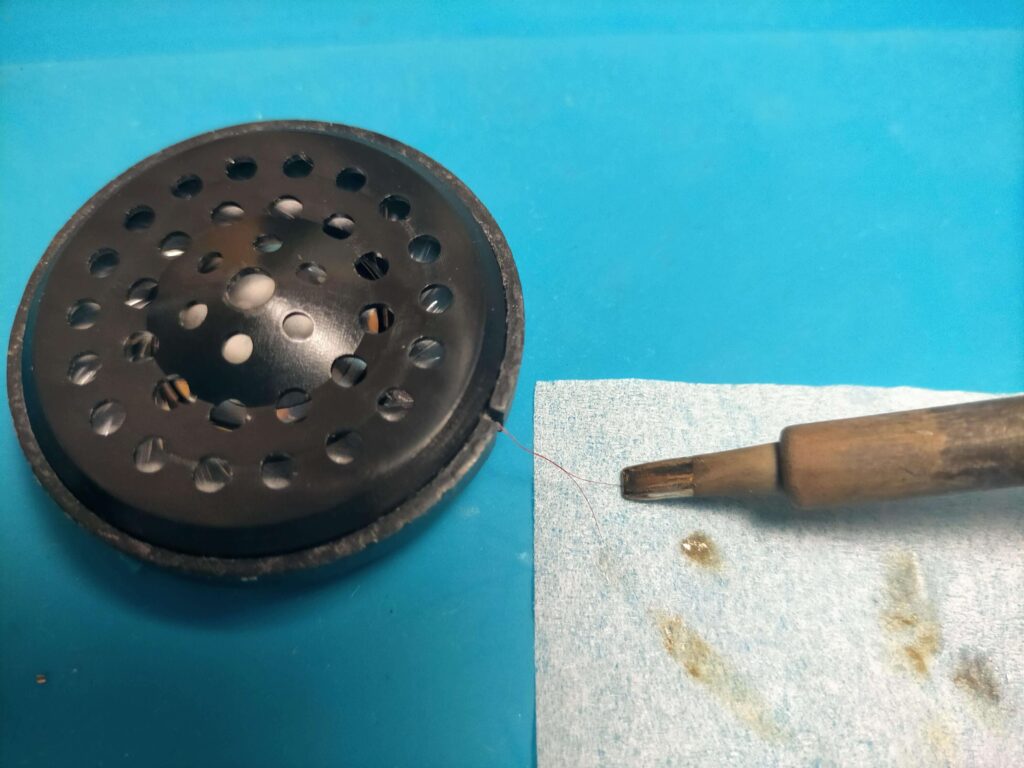 プロテクター装着状態でボイスコイルのエナメル被覆を剥く作業(センターキャップ保護)