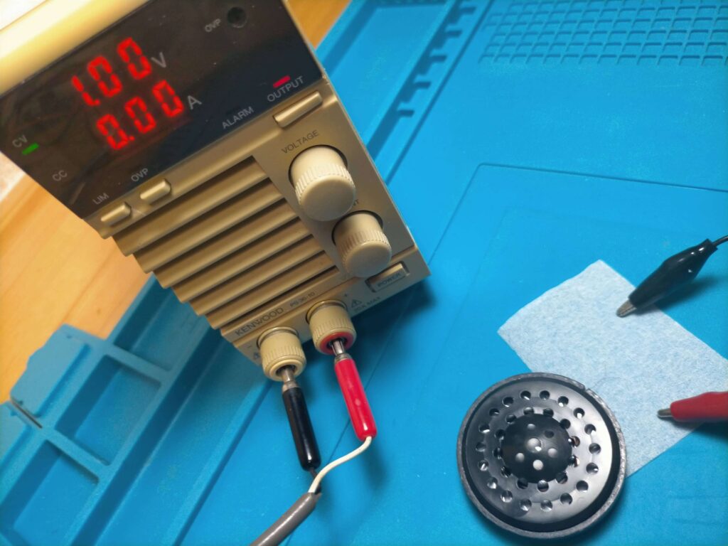 定電圧電源でボイスコイルの極性(プラス・マイナス)を確認(振動板の動き観察)