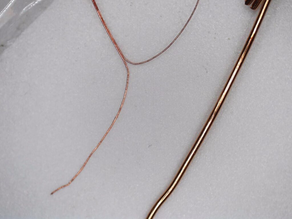 マイクロスコープによるボイスコイル(写真左)と0.3mmの銅線(写真右)との比較