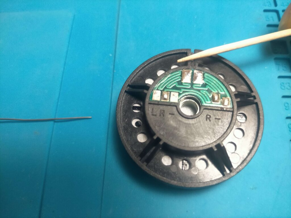 ボイスコイルの細い線を爪楊枝で癖づけ(はんだ付け準備)