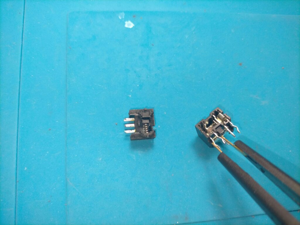 3.5mm ステレオミニプラグのコネクタ端子のL側の導通確認中