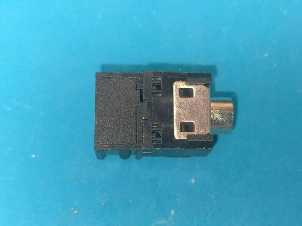 CPH7000BTのメイン基板から取り外した11ピンの3.5mmステレオミニプラグコネクタ分解前