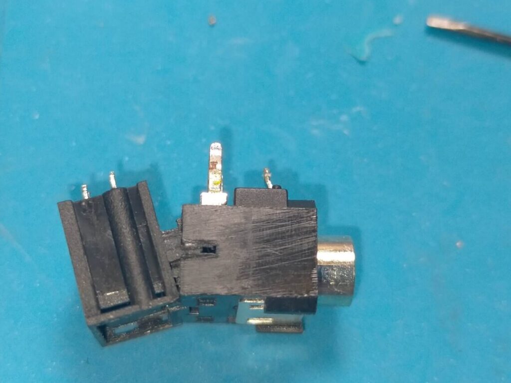 音が出ない原因を探るため3.5mmステレオミニプラグコネクタを分解している様子