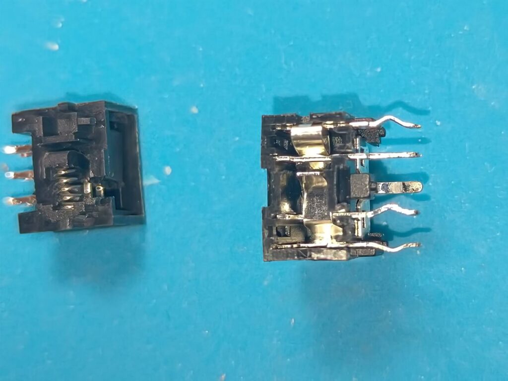 音が出ない原因を探るため3.5mmステレオミニプラグコネクタを分解した様子