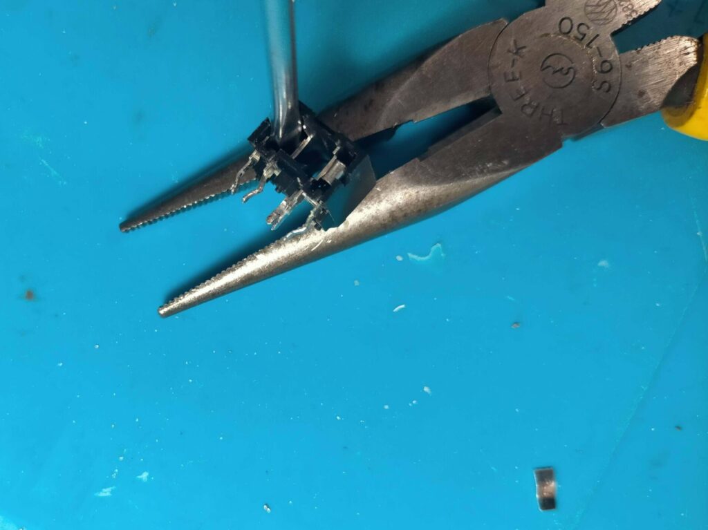 Bluetooth接続専用にするため、コネクタ端子の2番ピンと3番ピンが常に接触するように加工・修理した様子