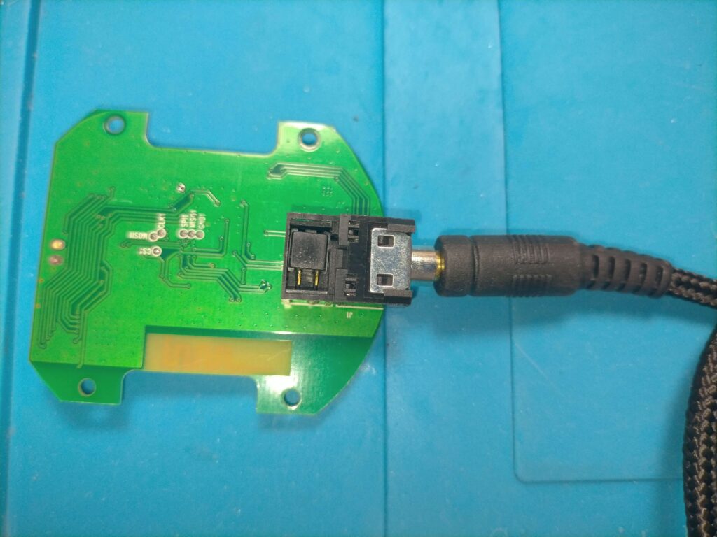 アンプICの電源ON/OFFを機械的に切り替えるコネクタ端子6番〜11番ピンの内部構造(OFF時)