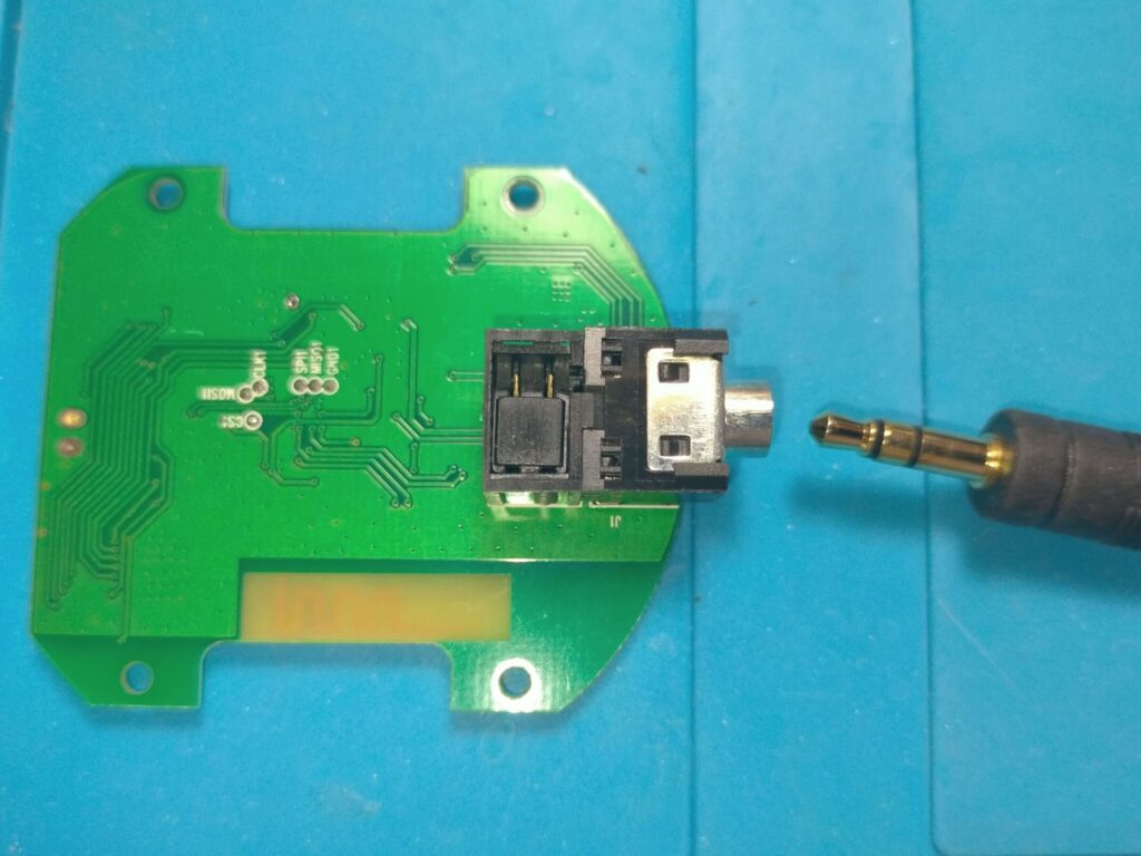 アンプICの電源ON/OFFを機械的に切り替えるコネクタ端子6番〜11番ピンの内部構造(ON時)