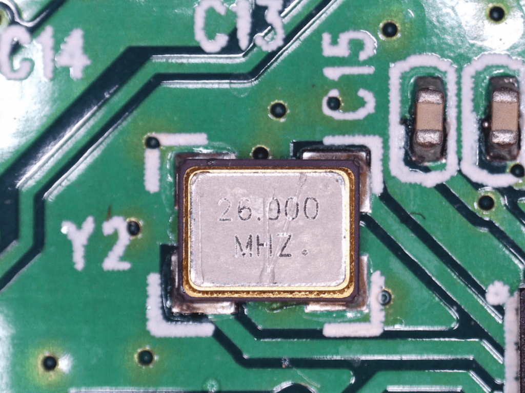 CPH7000BTメイン基板に実装されている26.000MHzの水晶発振器