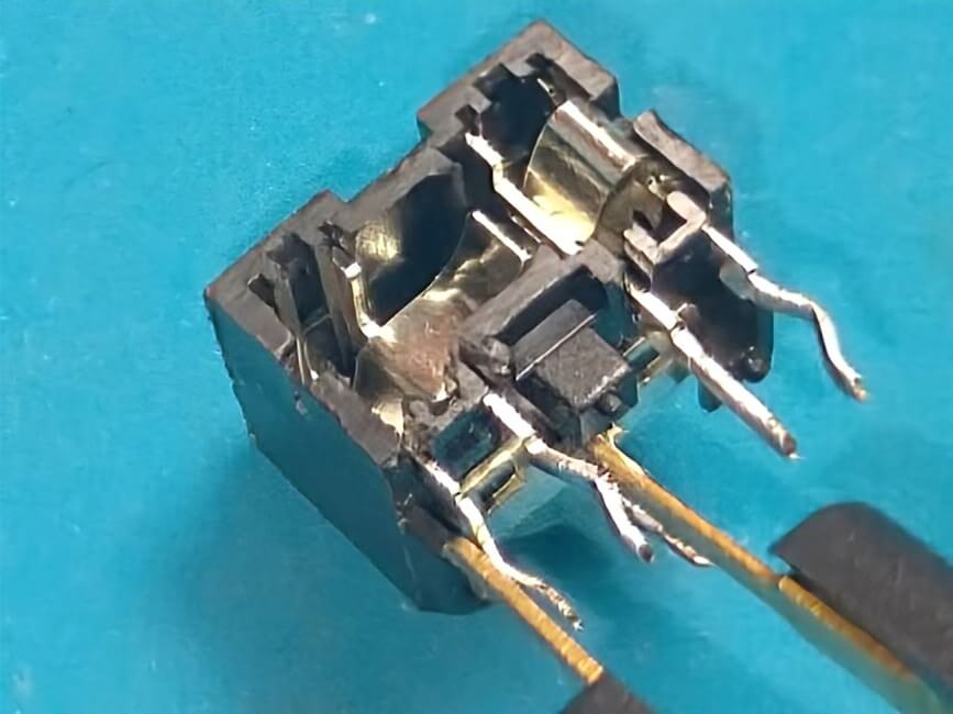 3.5mm ステレオミニプラグのコネクタ端子のL側の導通確認をしている様子