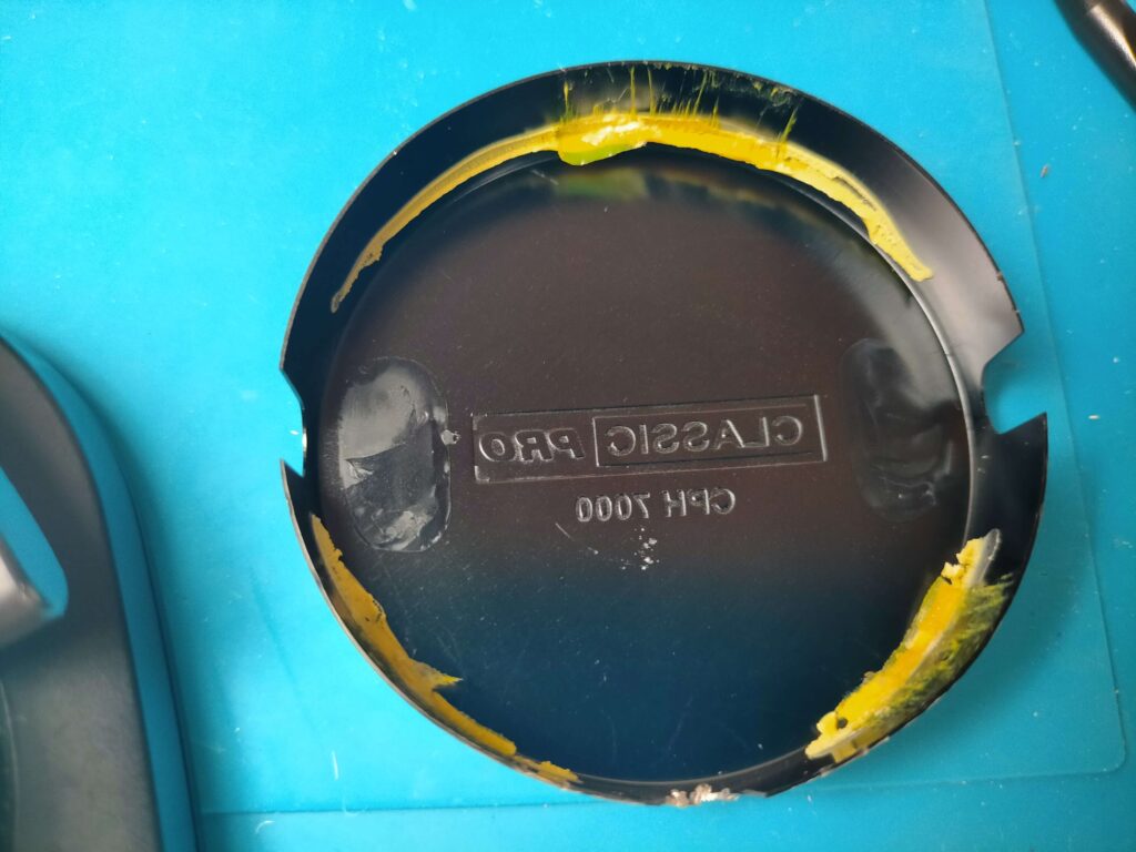 取り外したCPH7000BT左ハウジングアルミカバー裏面の接着剤とホットボンドの様子