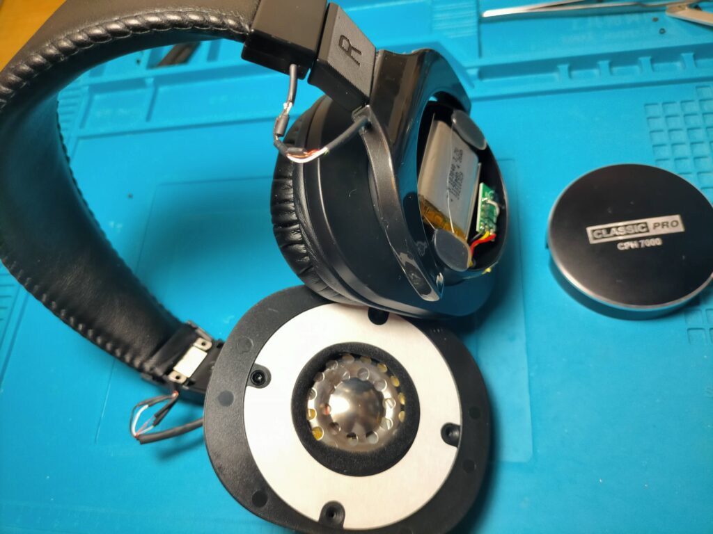 CPH7000BTの左ハウジングのドライバーユニット側(イヤーパッド側)