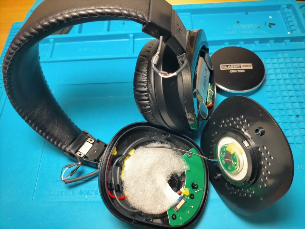 CPH7000BTの左ハウジングのドライバーユニット側を分解した状態