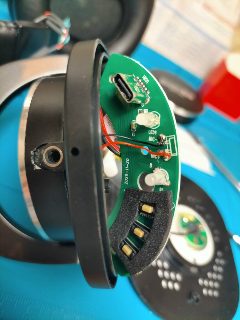 CPH7000BTの左ハウジング内USB-C端子,LED,電源・ボリューム・選曲ボタン基板