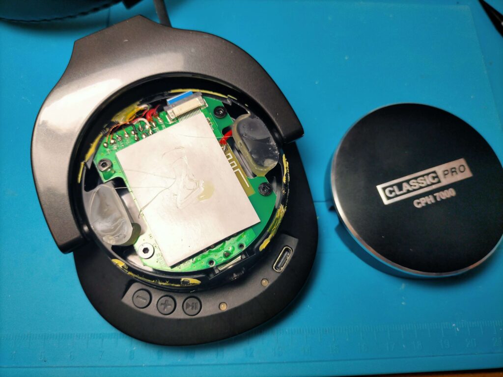 CPH7000BTの左ハウジングのアルミカバーを外した様子