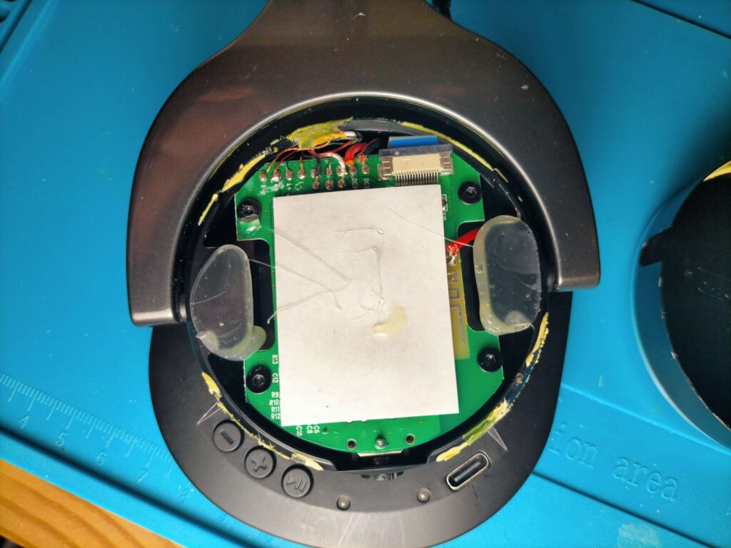 CPH7000BTの左ハウジング内メイン基板に強力に貼られている両面テープと接着剤とホットボンド