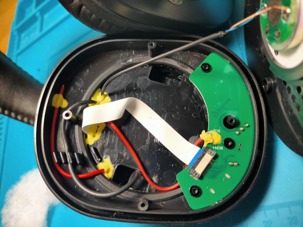 CPH7000BTの左ハウジング内フレキシブルケーブルとボタン操作基板