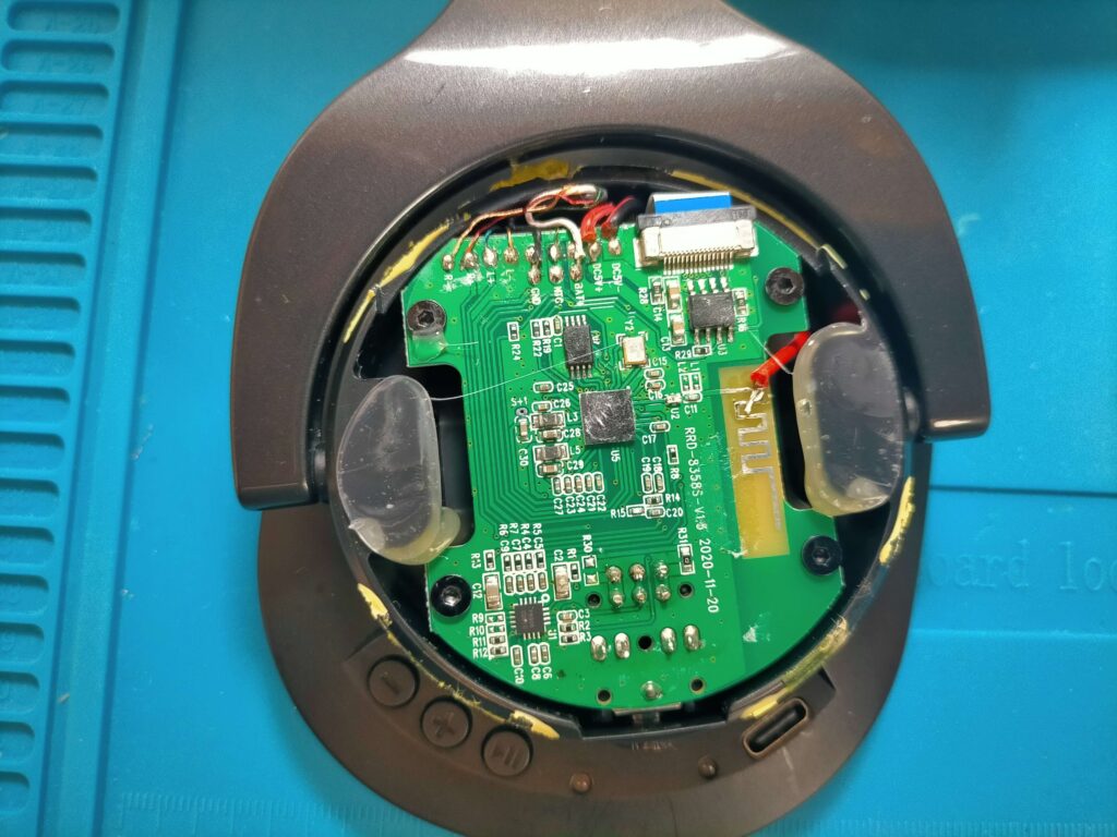 左ハウジング内メイン基板(ワイヤレスアンプ基板)