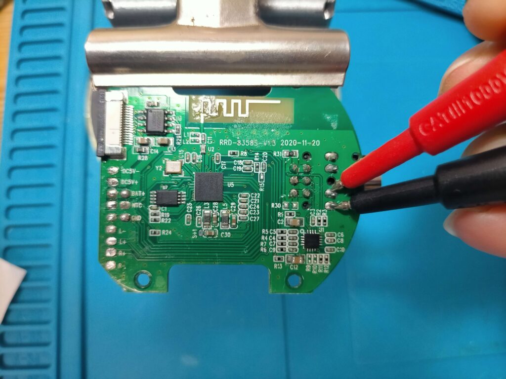 取り外した基板の3.5mmステレオミニプラグコネクタL側の導通確認をしている様子