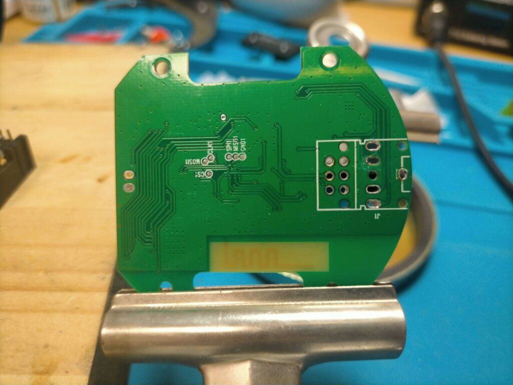 3.5mm ステレオミニプラグのコネクタ端子をはずした基板裏