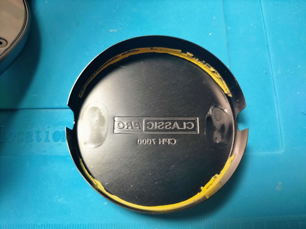 取り外したCPH7000BT右ハウジングアルミカバー裏面の接着剤とホットボンドの様子