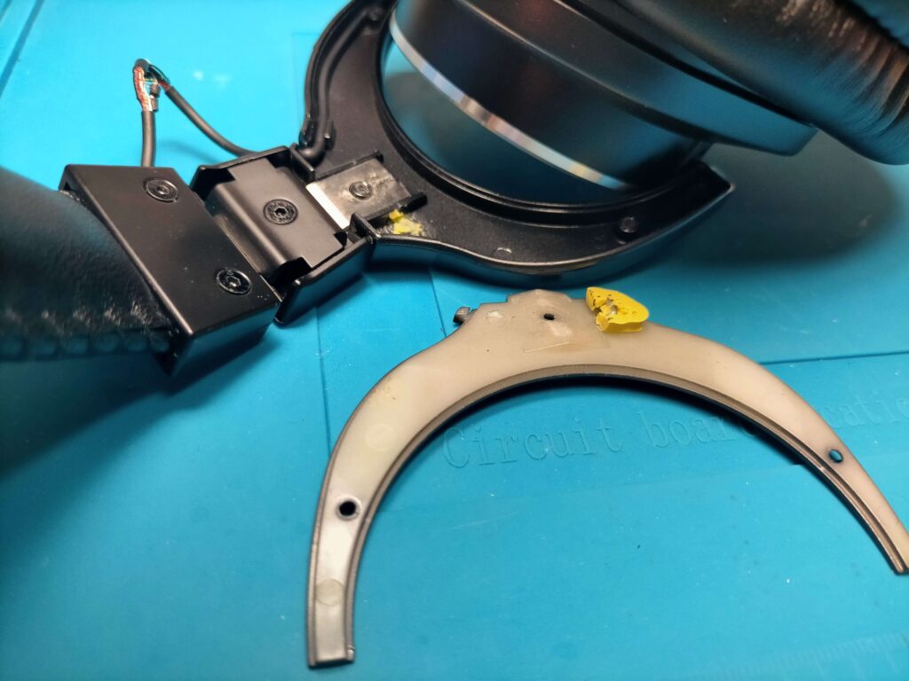 CPH7000BTの右ハウジングヒンジカバーを外した様子