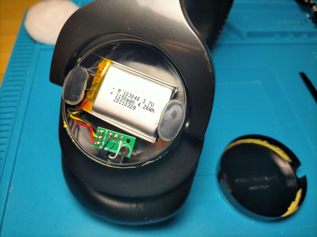 CPH7000BTの右ハウジング内部に搭載されている3.7V 1150mAhリチウムイオンバッテリー