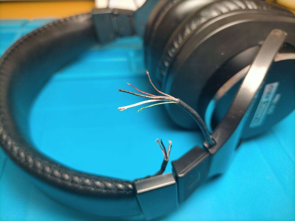 ヘッドホン本体のケーブル被覆を剥いたところ(5本の極細ケーブル露出)
