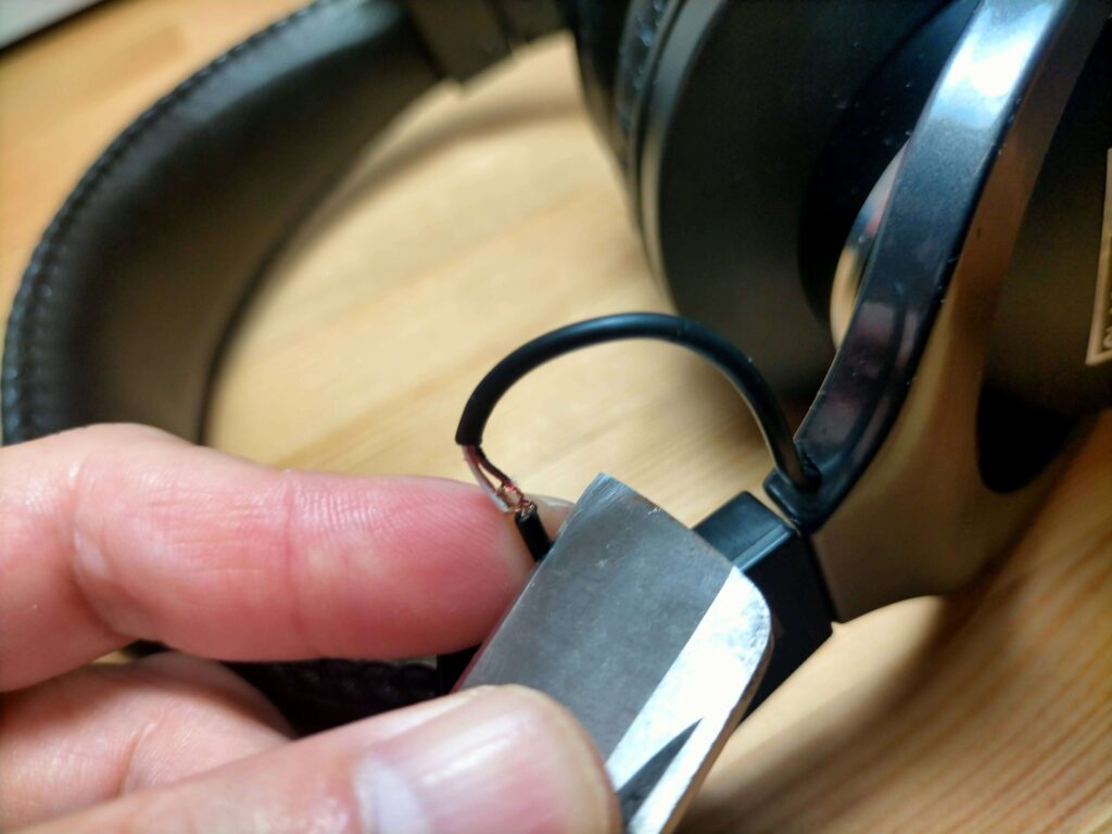 電工ナイフでヘッドホン本体のケーブル被覆を剥く