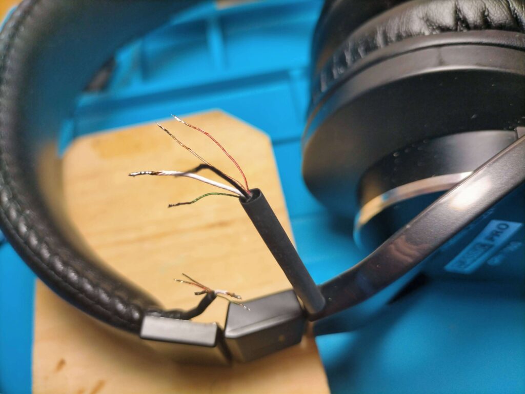 ヘッドホンケーブルに予備はんだ(ポリウレタンコーティングを熱で焼き切る)