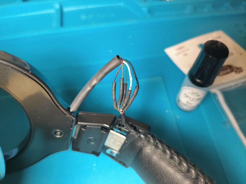 ヘッドホンケーブルはんだ接続部分を熱収縮チューブで覆う