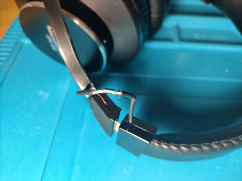 ヘッドホンケーブルR断線箇所被覆剥いた後(2本のケーブル)