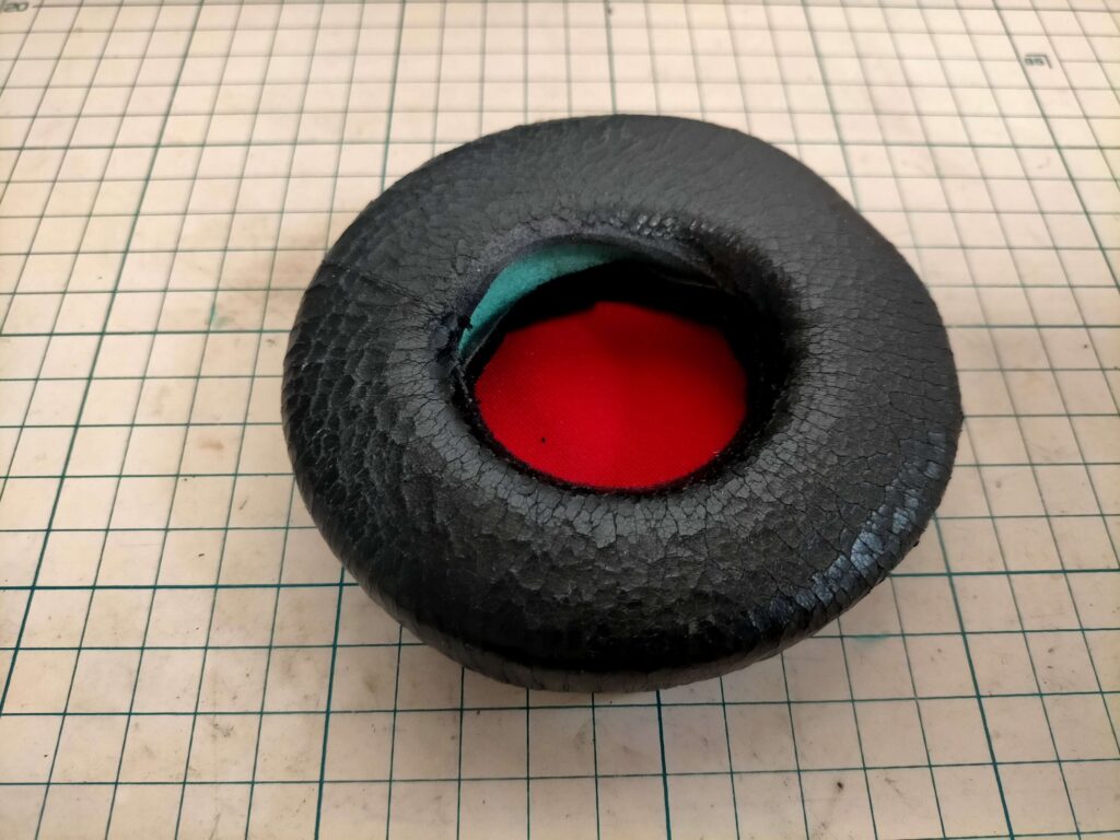 劣化してボロボロになったイヤーパッド表(合皮が剥がれた状態)