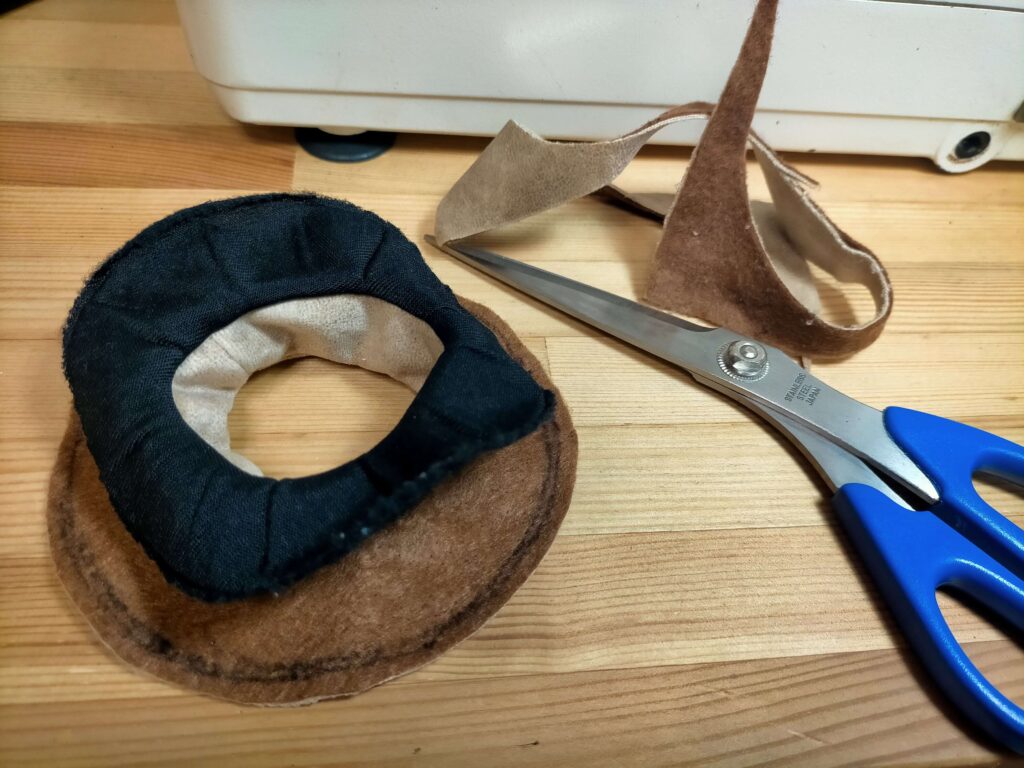 型取った耳にあたる生地を縫い代5mm確保して切り出す作業