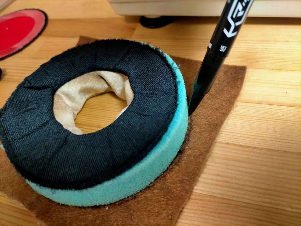 耳にあたる生地の型取り(マジックでケガく)