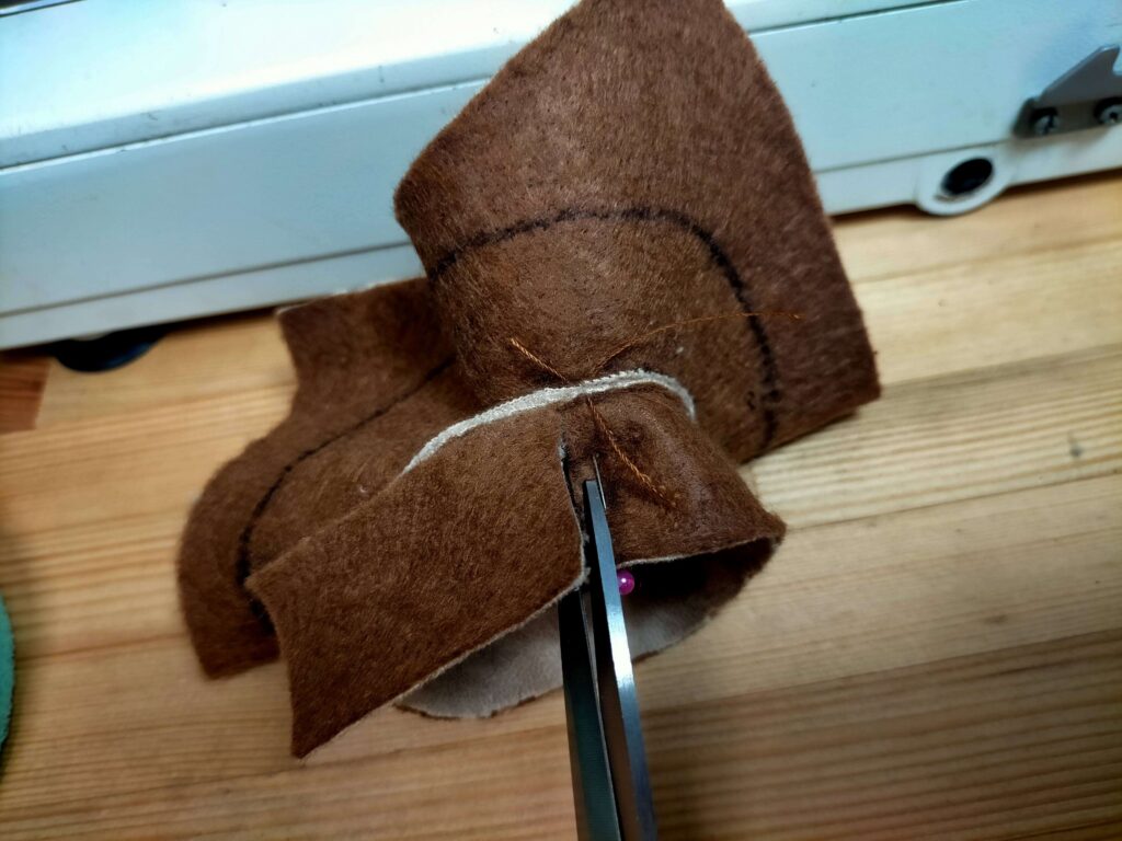 サイズ決定後に余分な生地をカット