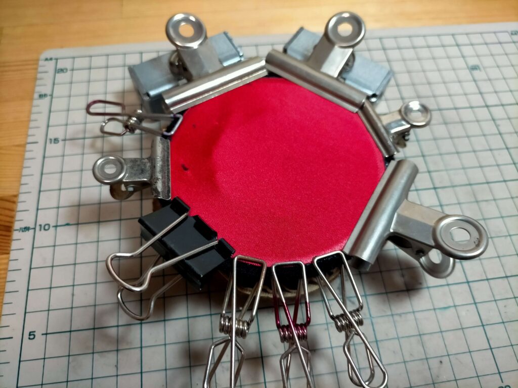 黒い裏面の生地と赤い生地を接着