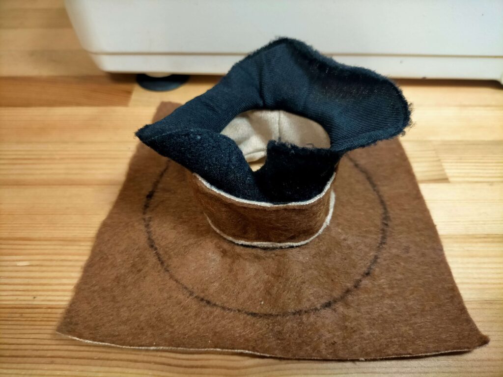 内側面の生地と黒い裏面パーツを縫い合わせ完了