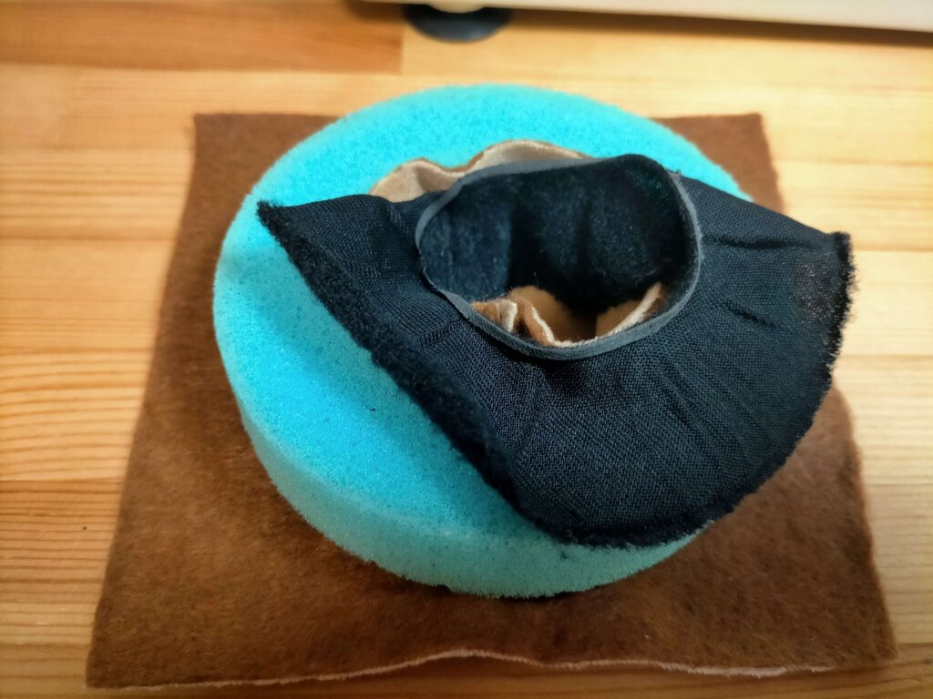 内側面の生地と黒い裏面パーツの縫い合わせ前の仮り組み